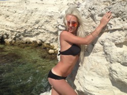 Streamate’s Cherry_ladyX in black bikini at sea