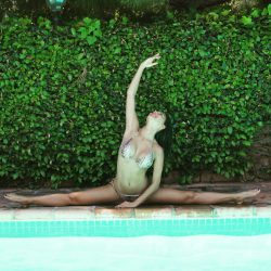 Nicole Scherzinger does split in bikini